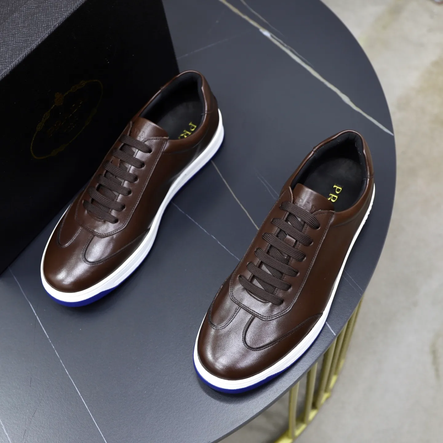 Factory price: 💰640 Prada classic men’s lace-up casual shoes | Imported cowhide upper | Upper stitching layered design, light and breathable | Soft and comfortable | Decorated with PRADA letters on the side | Distinctive sports style, showing the brand style | Lightweight concave and convex pattern rubber soles | Matched with cowhide foot pad lining | Excellent foot feel, fashionable and elegant | Size: 38-44 (45 customized)